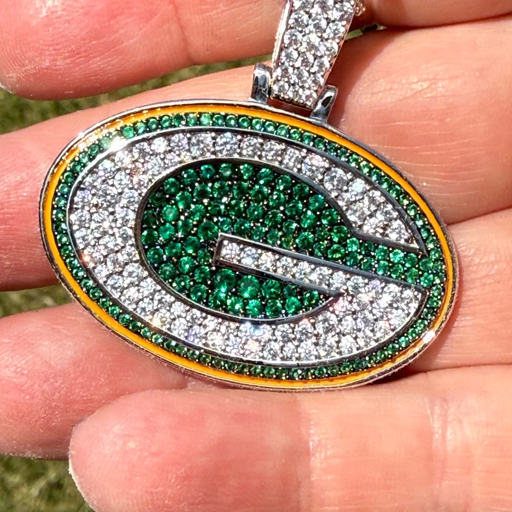 Gorgeous GLD Green Bay Packers pendant necklace with chain-new!